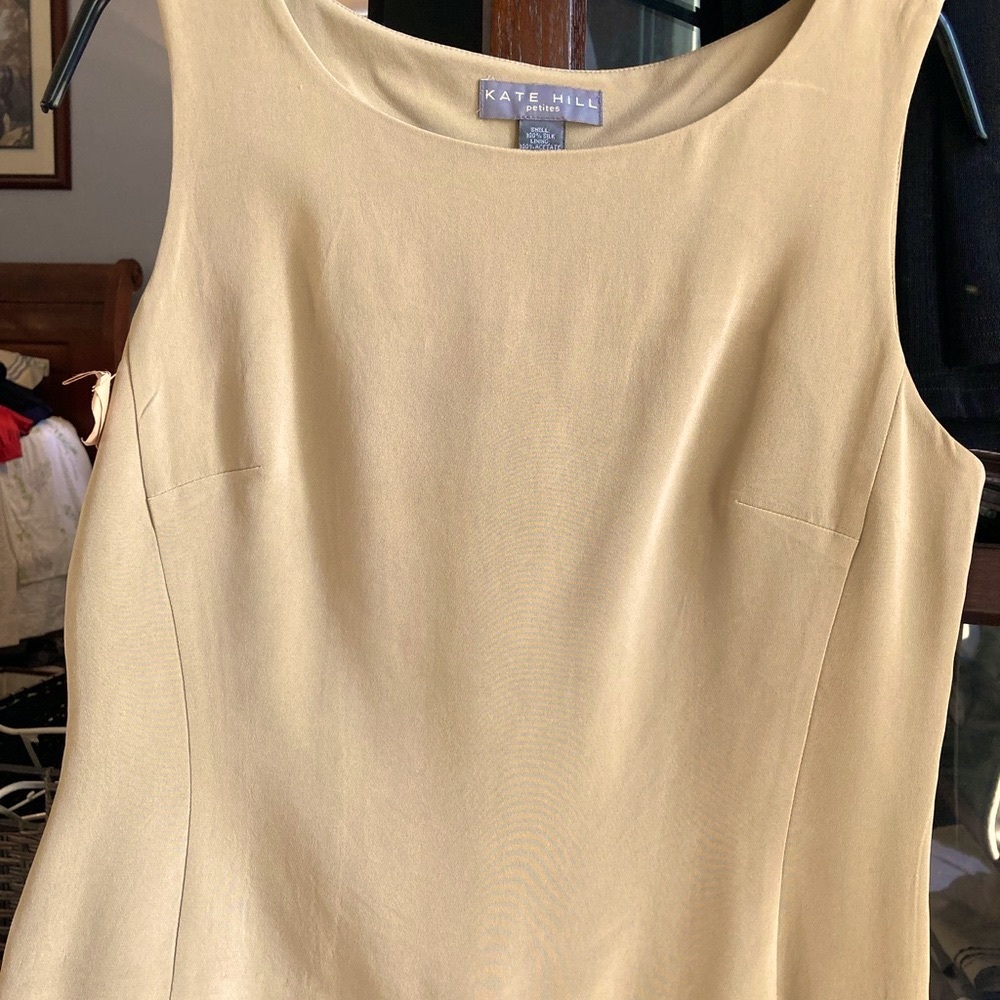 Sumptuous 100% silk semi fitted sleeveless Kate Hill top. Size 6